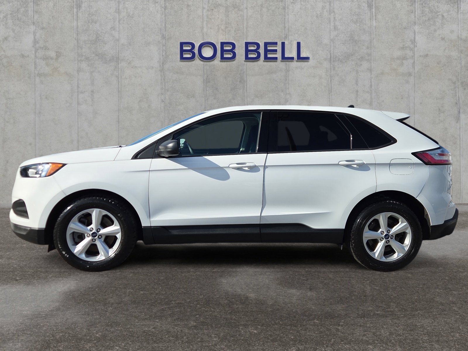 Used 2022 Oxford White Ford SE image 2
