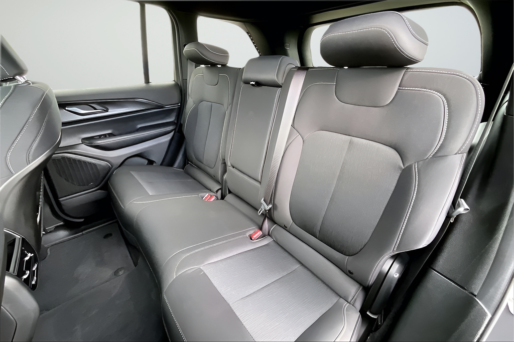 Used 2025 SELECT Jeep Laredo X image 19