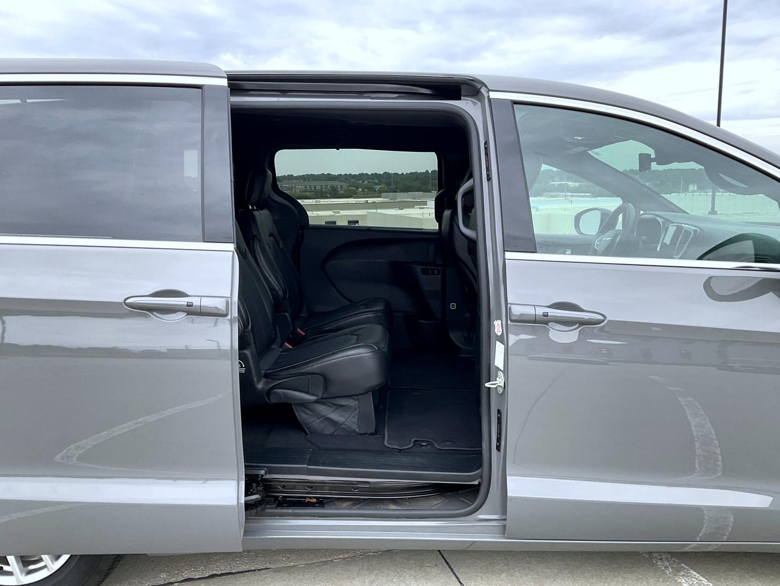 Used 2025 White Chrysler Select image 23