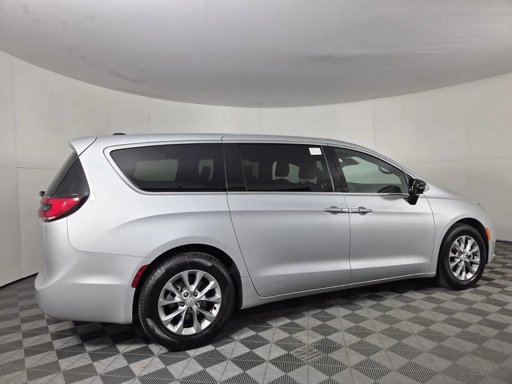 New 2026 Silver Mist Clear-Coat Exterior Paint Chrysler Limited image 4