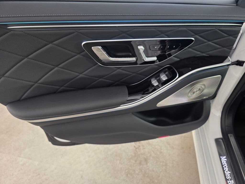 New 2027 MANUFAKTUR Moonlight White Metallic Mercedes-Benz S 580 image 12