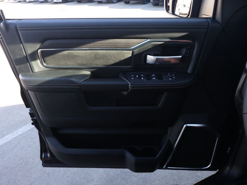 New 2026 Diamond Black Crystal Pearl-Coat Exterior Paint RAM Laramie image 21