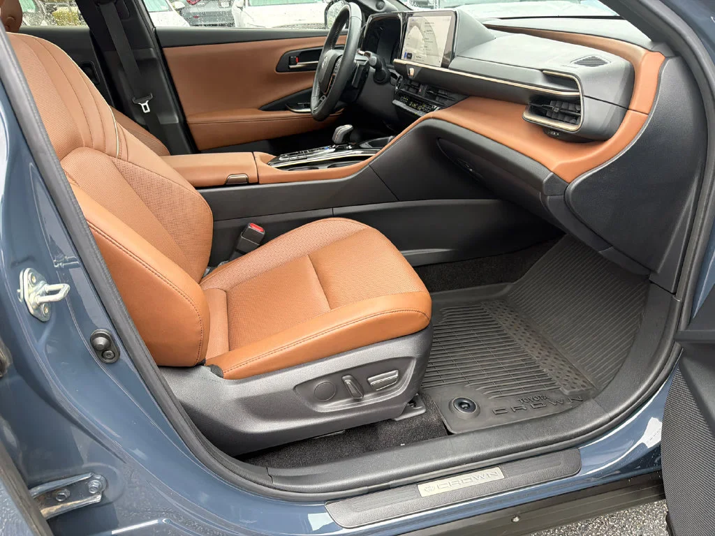 Used 2025 White Toyota Limited image 13