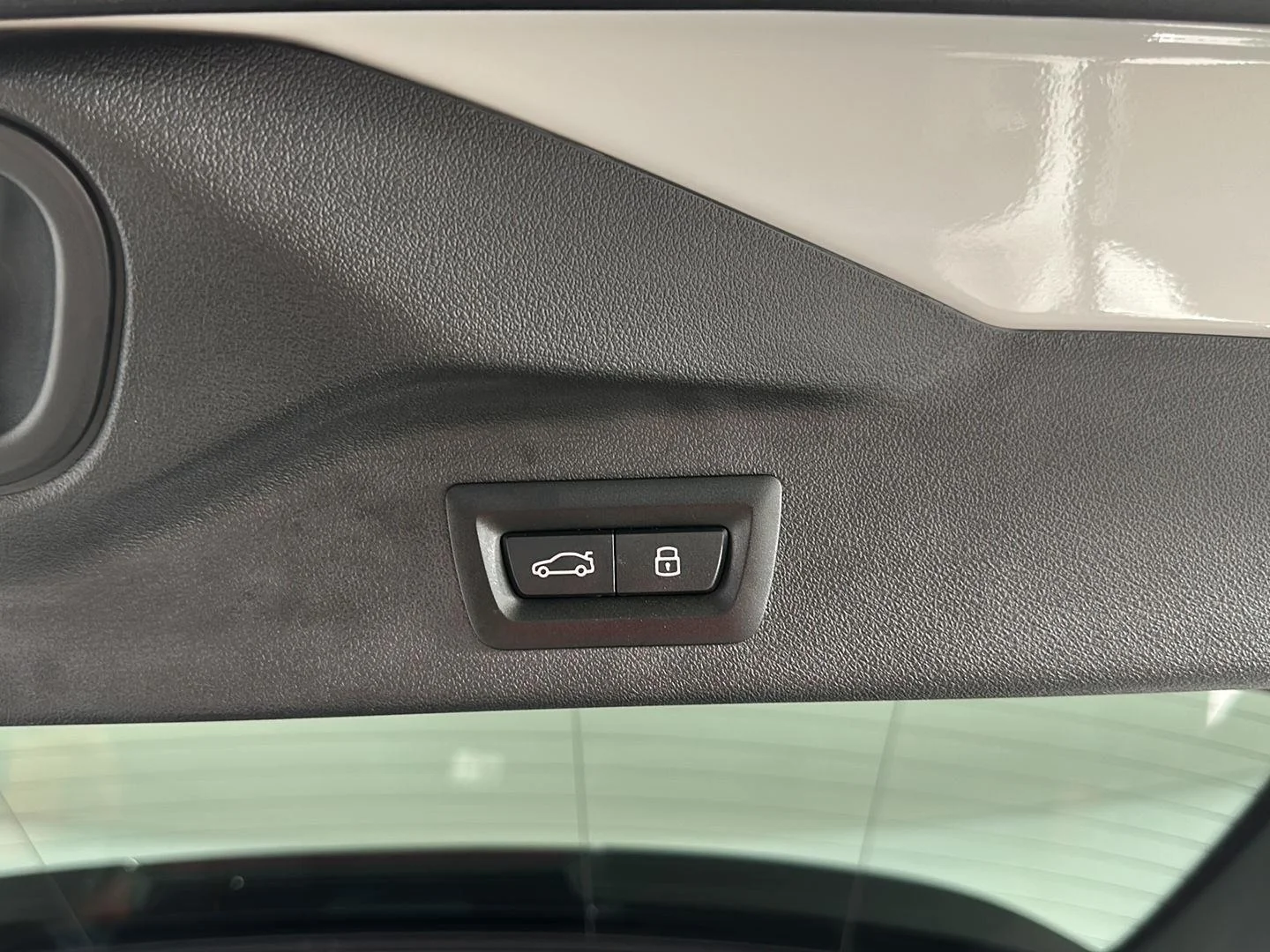Used 2024 Mineral White Metallic BMW xDrive40i image 27
