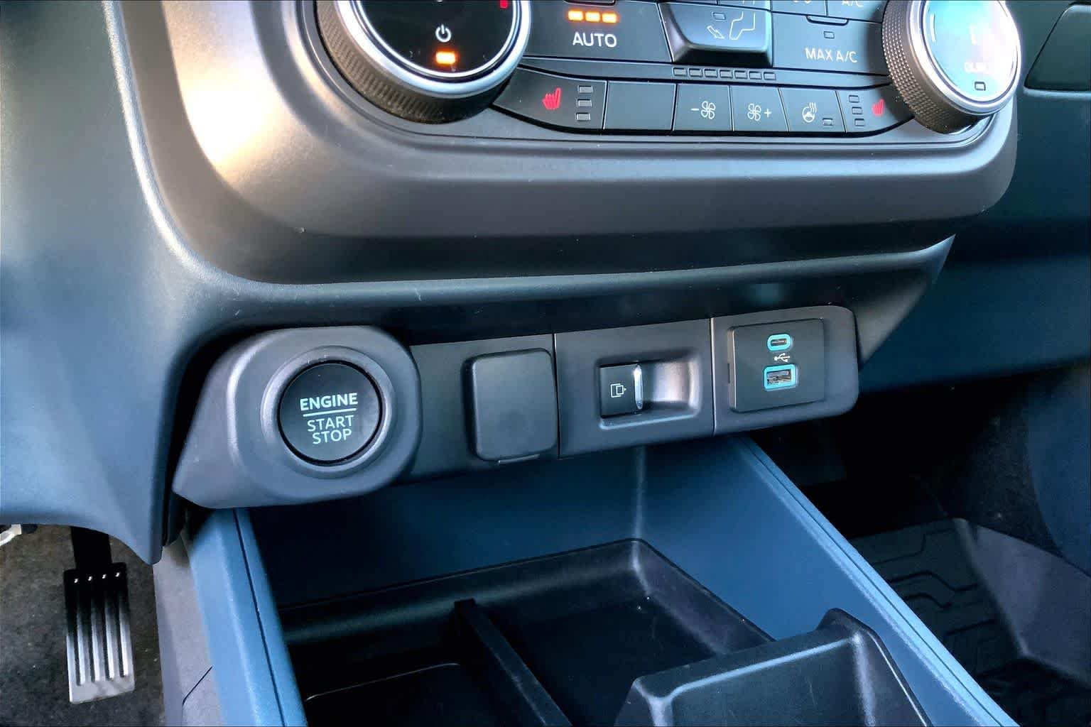 Used 2024 Carbonized Gray Metallic Ford LARIAT Advanced image 35