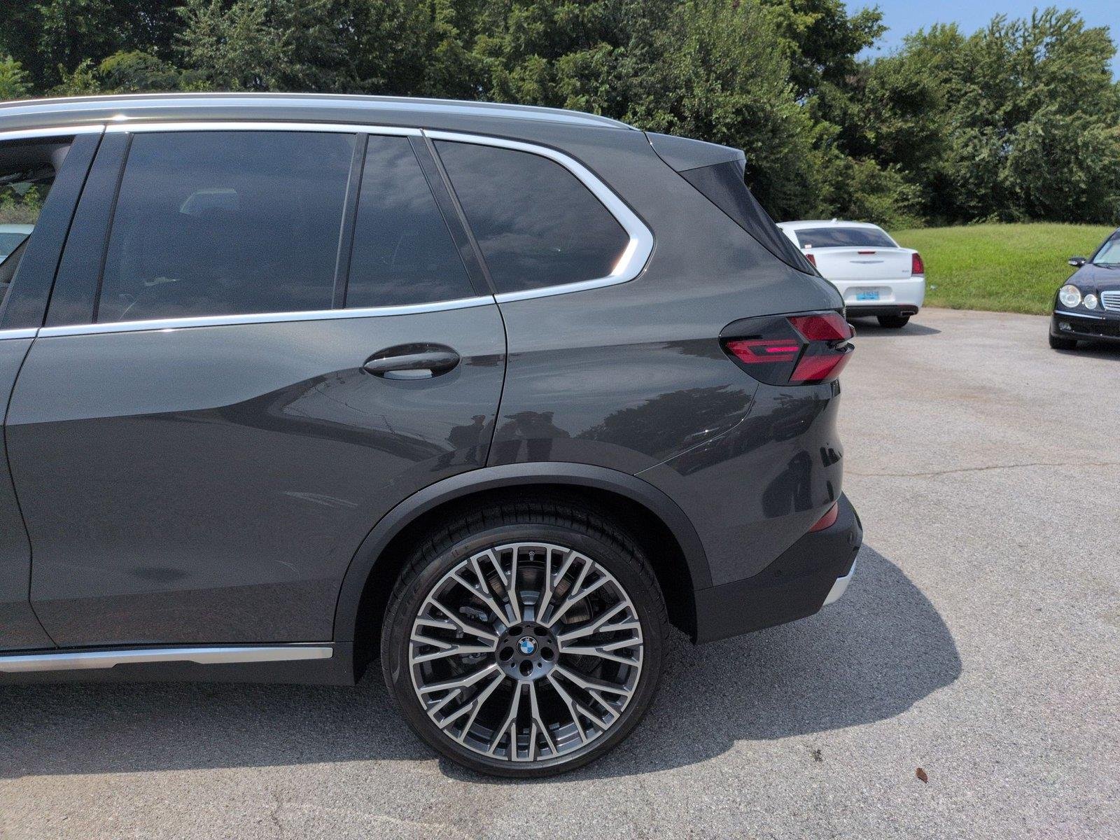 New 2026 Dravit Grey Metallic BMW xDrive40i image 11