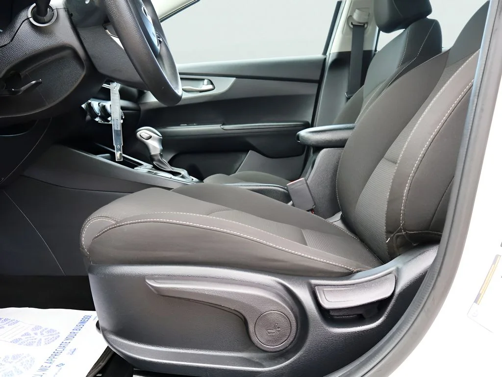 Used 2021 White Kia LXS image 32