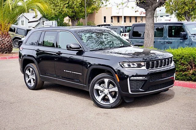 New 2026 Diamond Black Crystal Pearlcoat Jeep Limited image 3