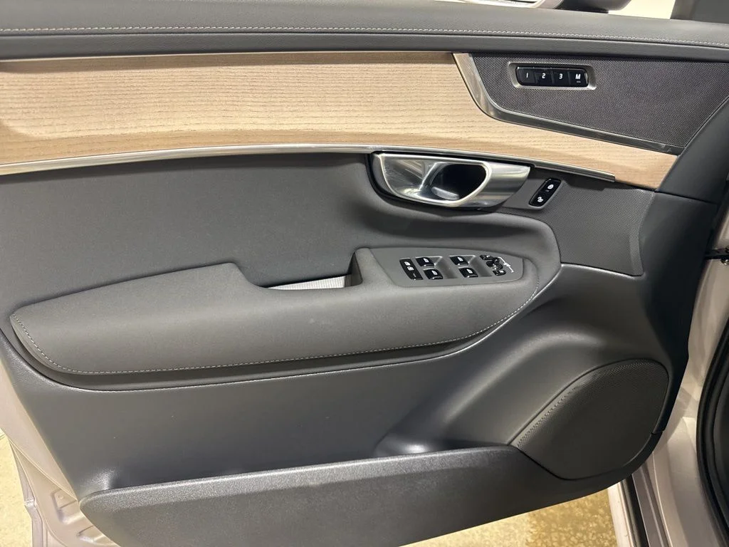 New 2026 Aurora Blue Volvo B6 Plus 7-Seater image 17
