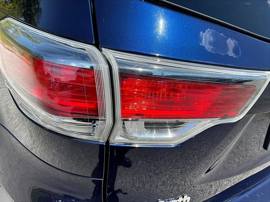 Used 2015 Blue Toyota LE image 25