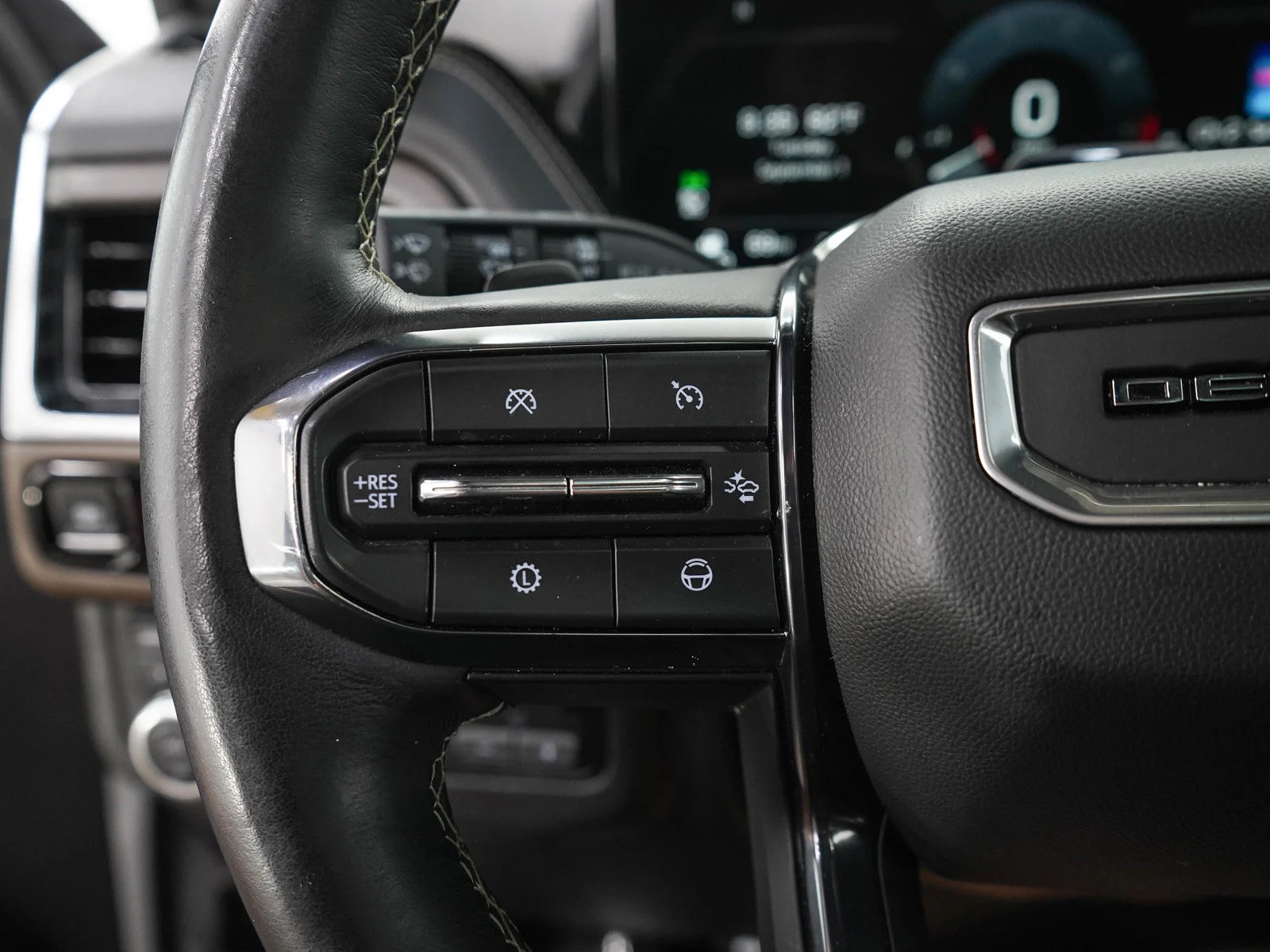 Used 2025 White Frost Tricoat GMC Denali Ultimate image 29