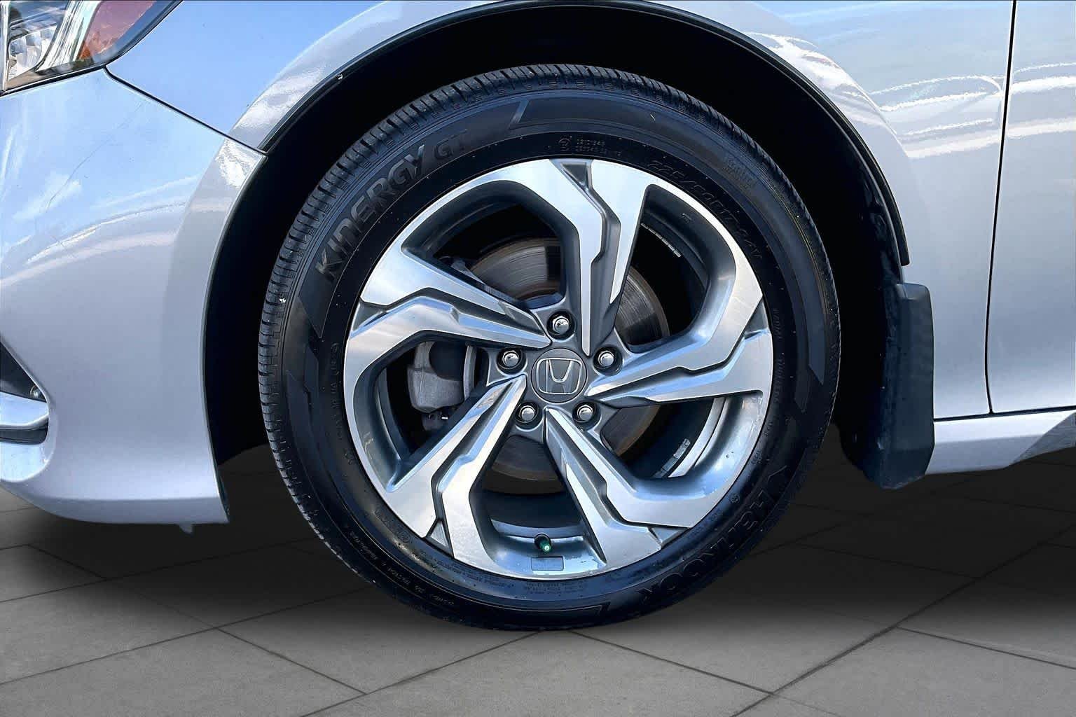 Used 2020 Lunar Silver Metallic Honda EX-L image 11