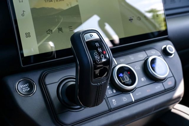 New 2026 Woolstone Green Metallic Land Rover X-Dynamic SE image 31