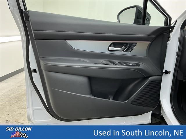 Used 2025 Everest White Pearl Tricoat Nissan SL image 16