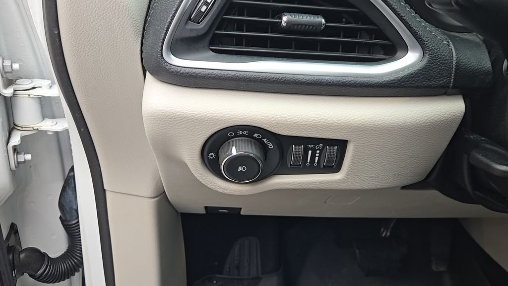 Used 2018 White Chrysler Limited image 10