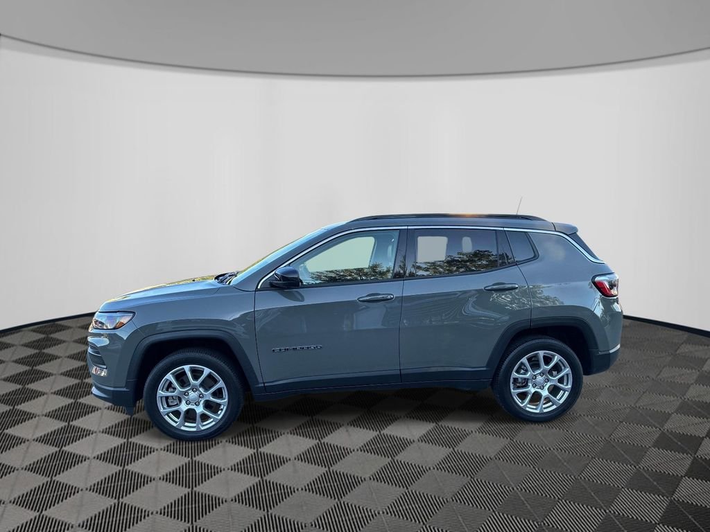 Used 2023 Gray Jeep Latitude Lux image 4