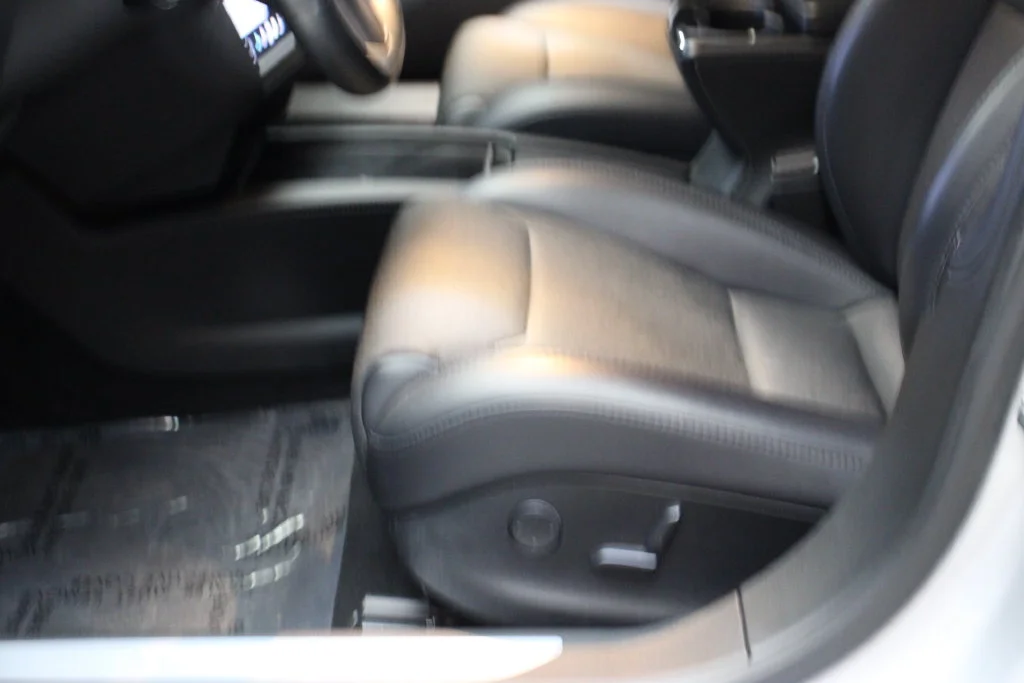 Used 2018 Obsidian Black Metallic Tesla  image 39