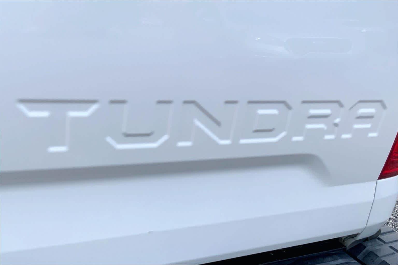 Used 2016 Super White Toyota Platinum image 9