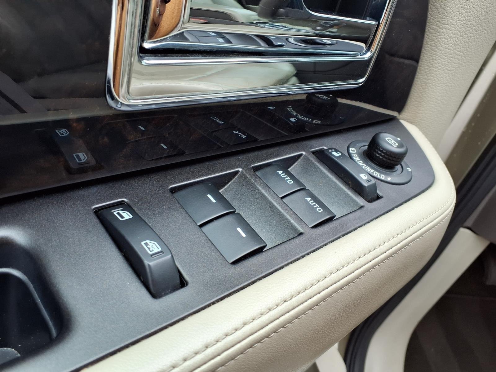 Used 2017 Palladium White Gold Metallic Lincoln Select image 9