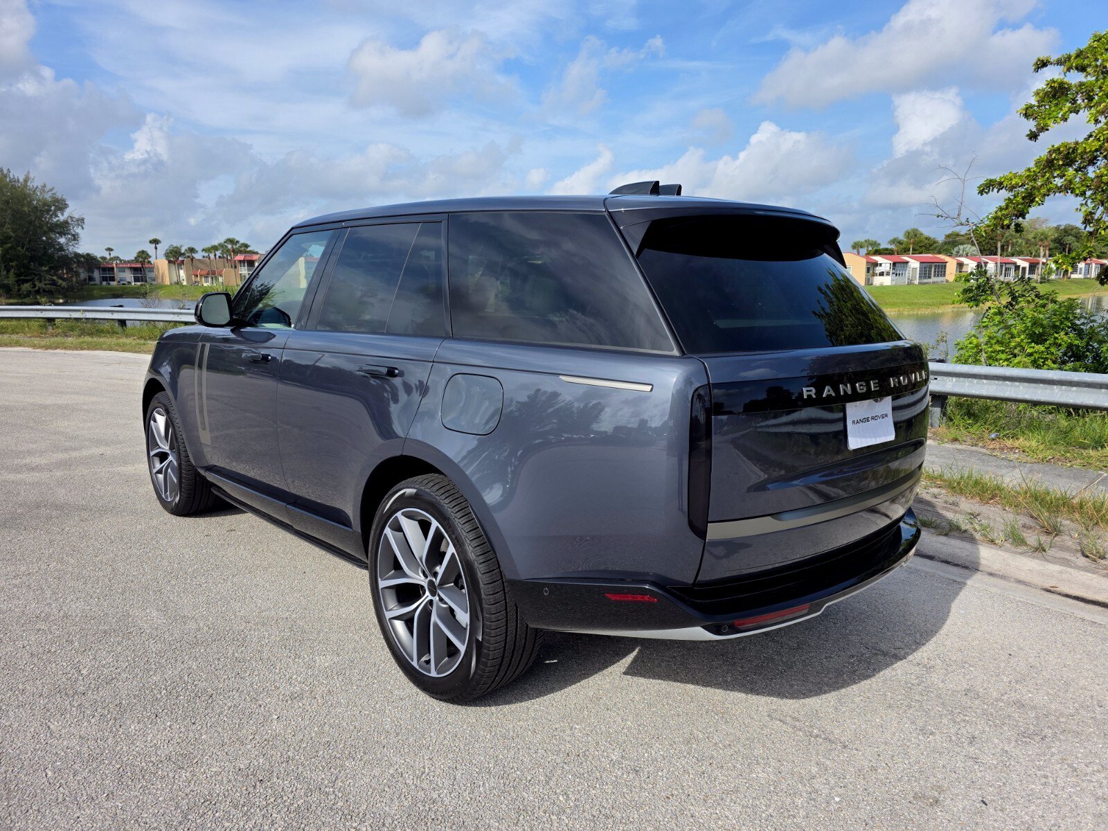 New 2026 Varesine Blue Land Rover P550e SE PHEV image 2