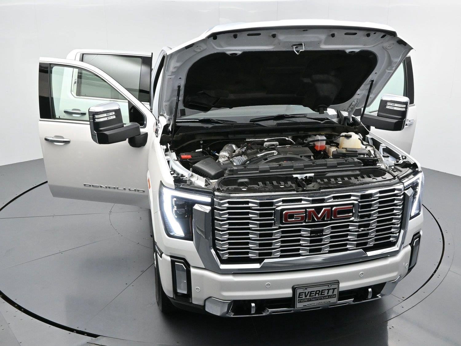 Used 2025 White Frost Tricoat GMC Denali image 40