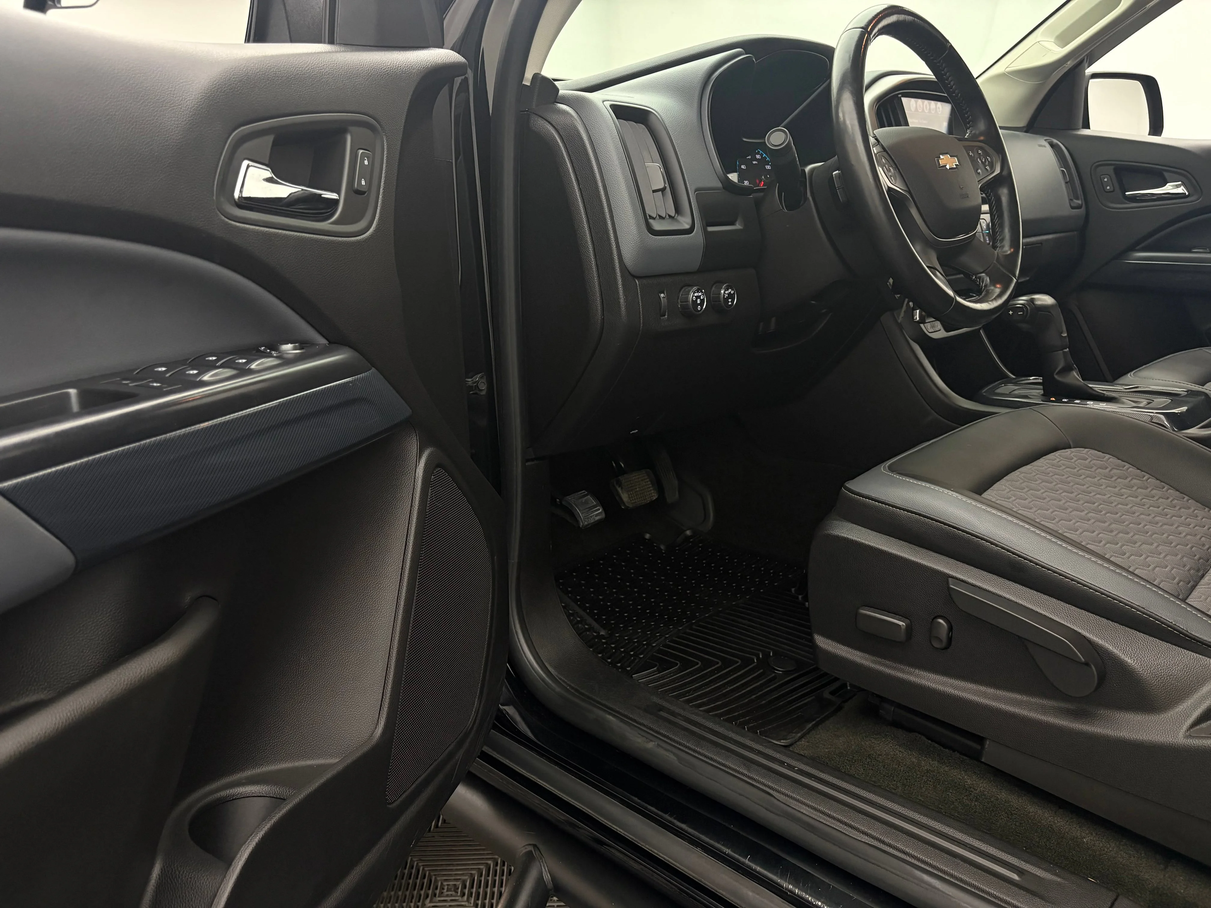 Used 2018 BLACK Chevrolet 4WD Z71 image 15