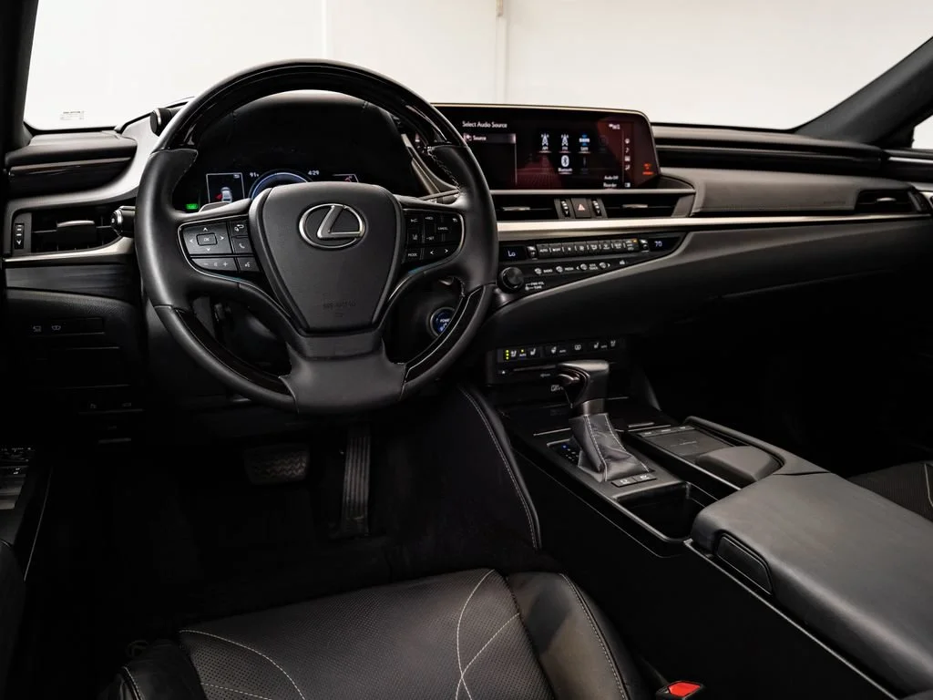 Certified Used 2020 OBSIDIAN Lexus 300h Ultra Luxury image 4