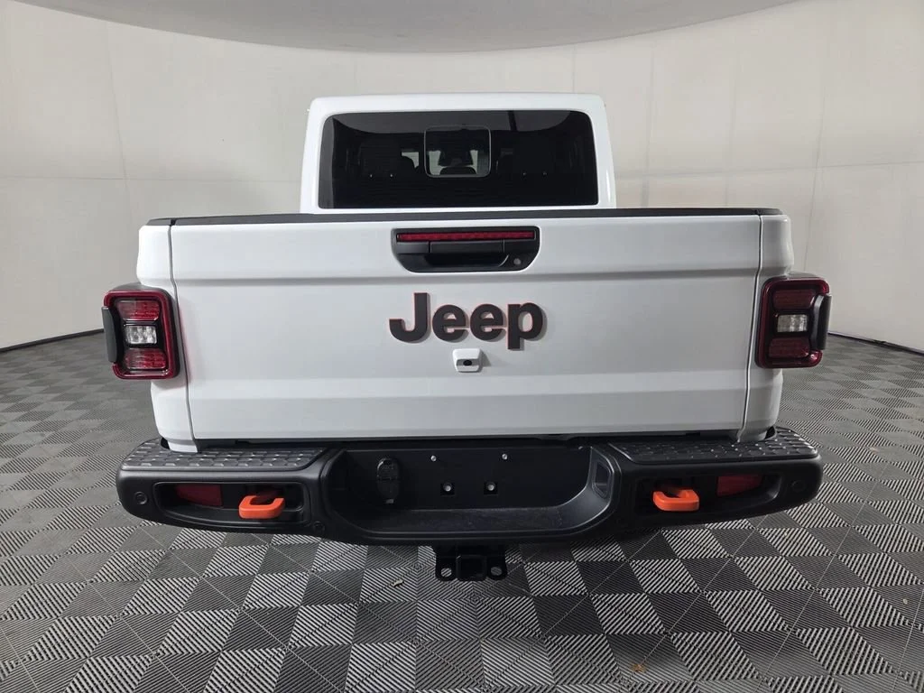 New 2026 Bright White Clear-Coat Exterior Paint Jeep Mojave X image 6
