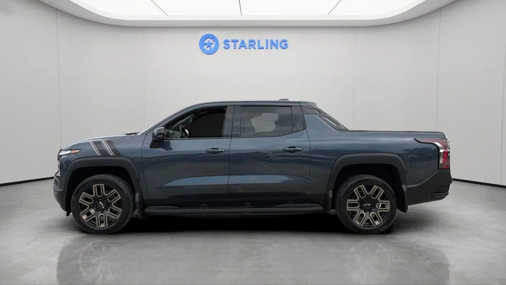 Used 2026 Blue Smoke Metallic Chevrolet LT - Standard Range image 3