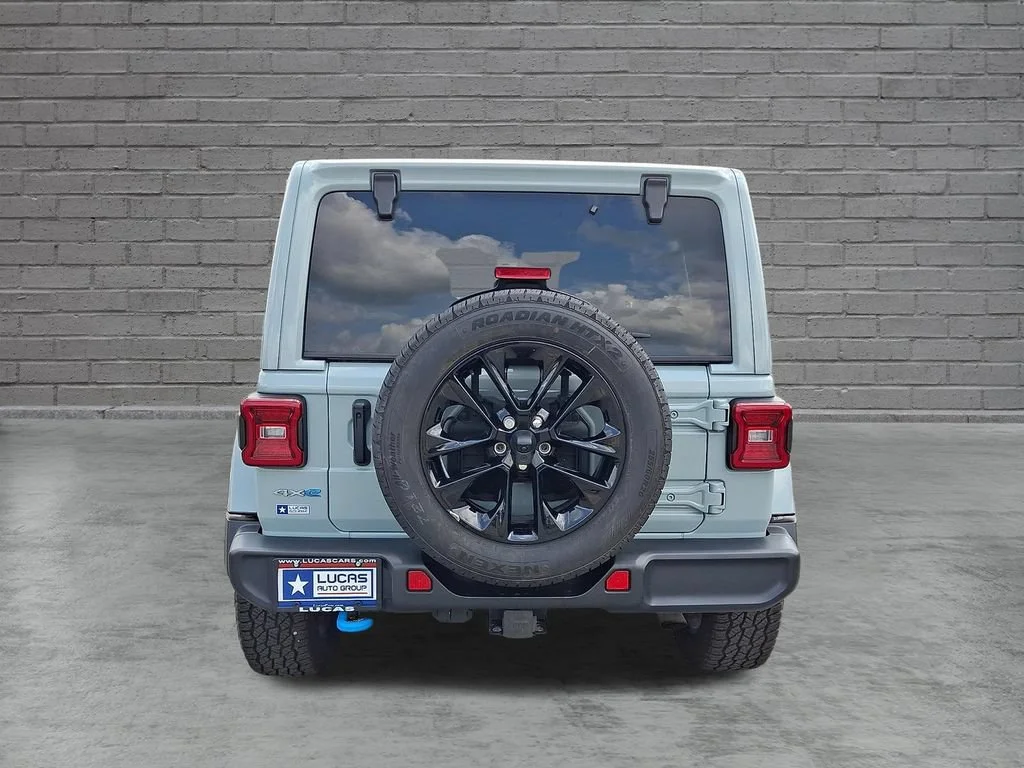 Used 2024 Earl Clearcoat Jeep Sahara image 10