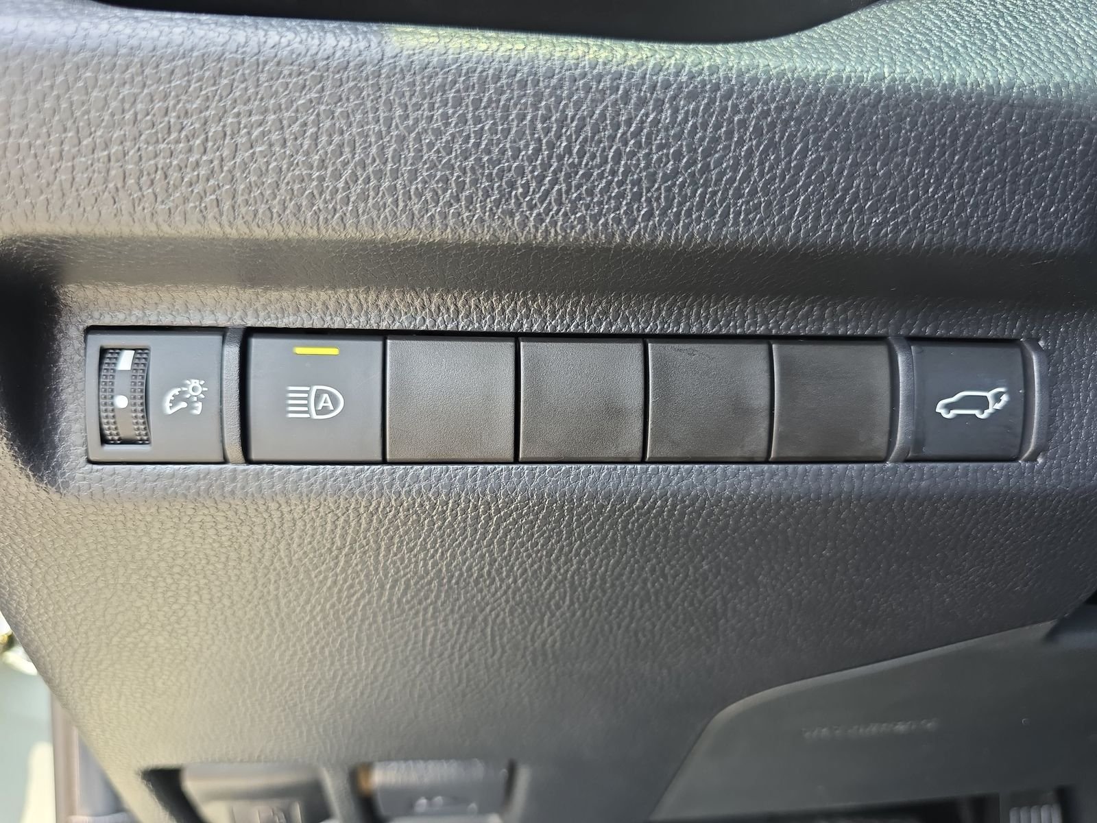 Used 2023  Toyota XLE Premium image 26