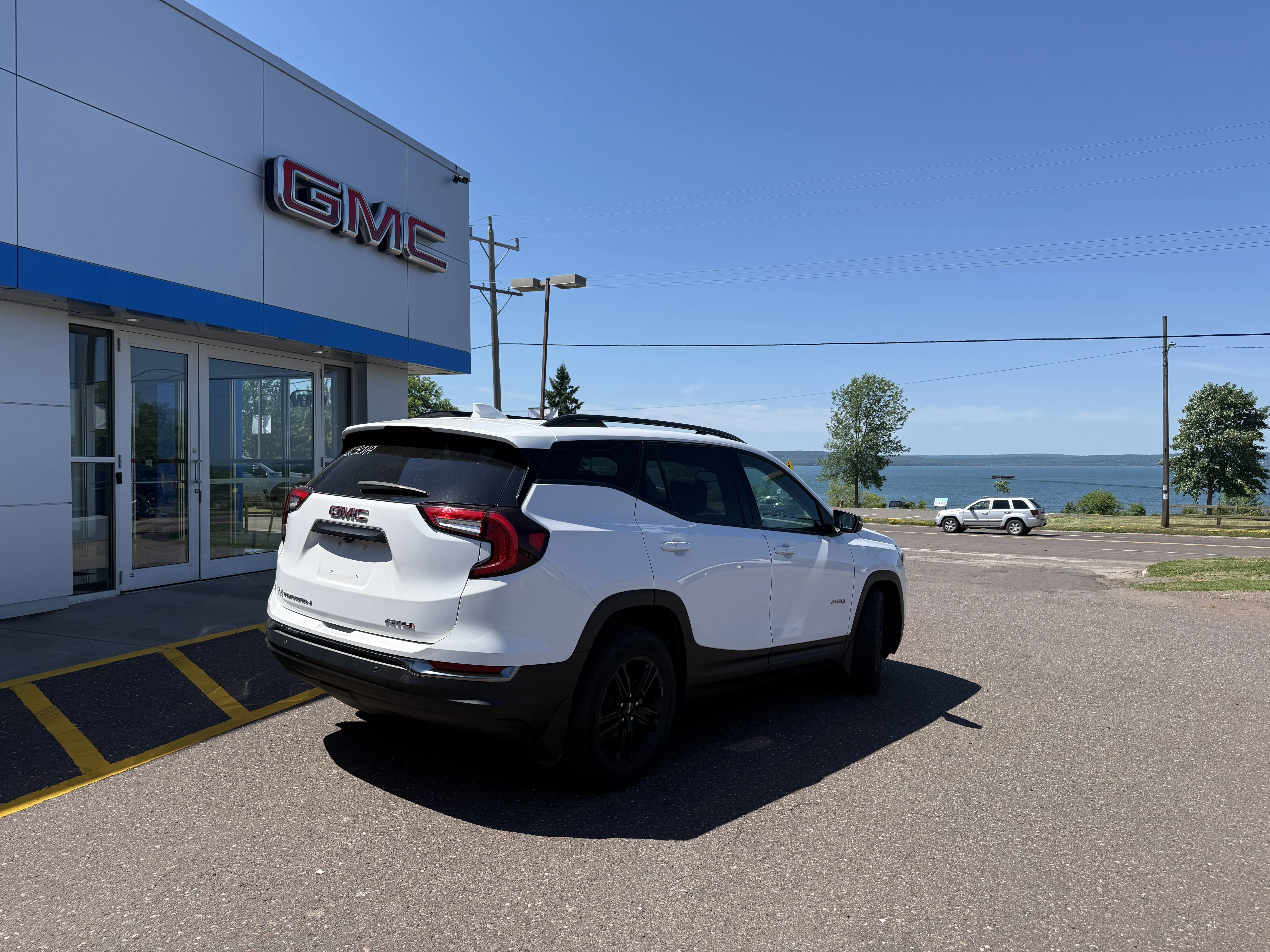Used 2022 Summit White GMC AT4 image 3