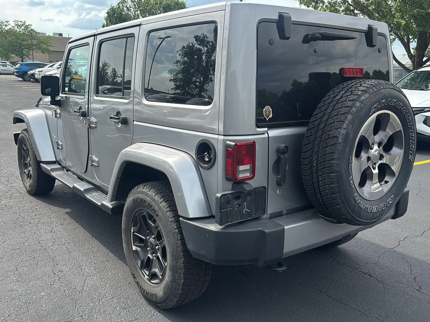 Used 2018 Billet Metallic Jeep Sahara image 4