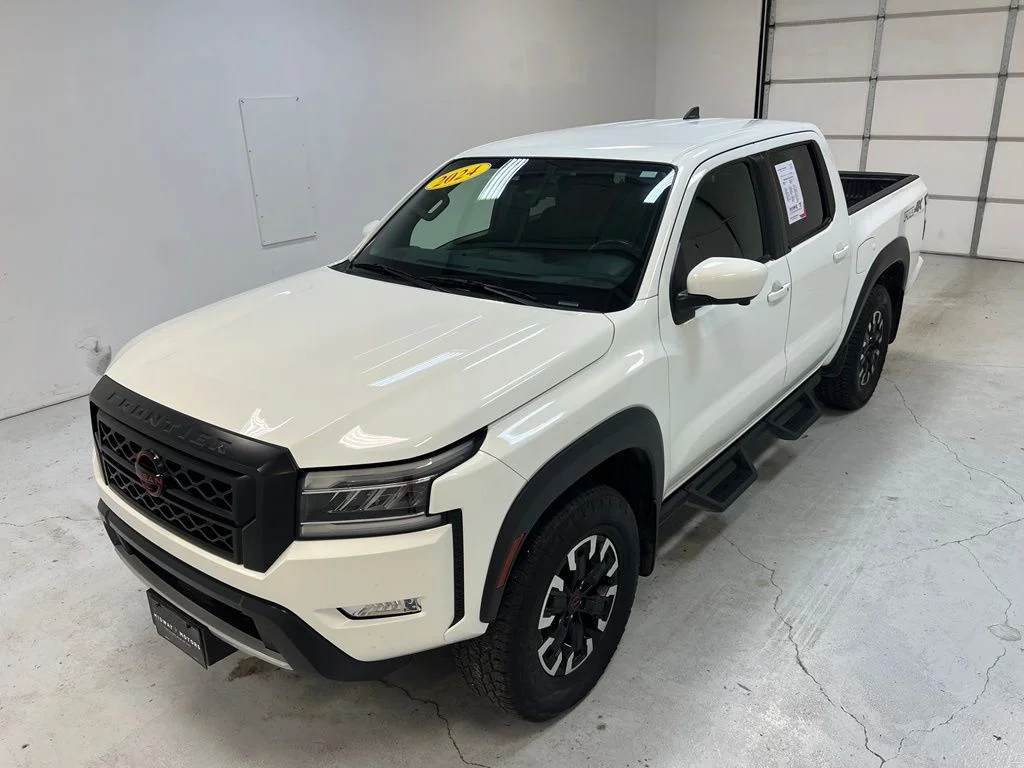 Used 2024 White Nissan PRO-4X image 6