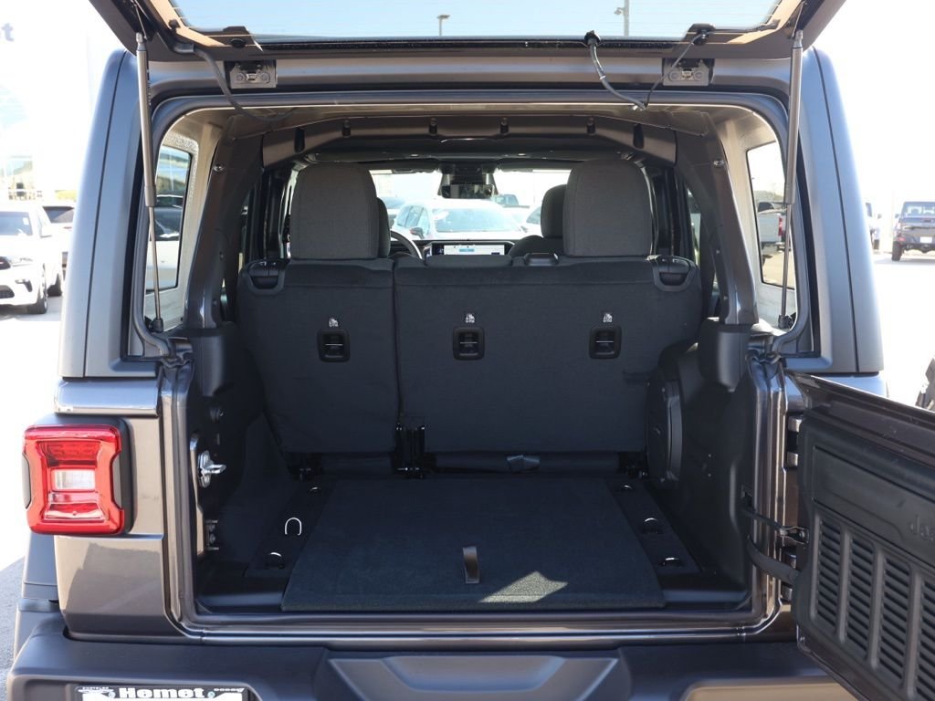 New 2026 Granite Crystal Metallic Clear-Coat Exterior Paint Jeep Rubicon image 15