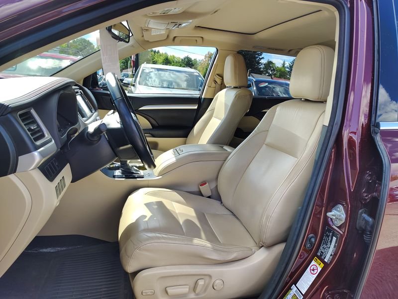 Used 2015 Red Toyota XLE V6 image 9