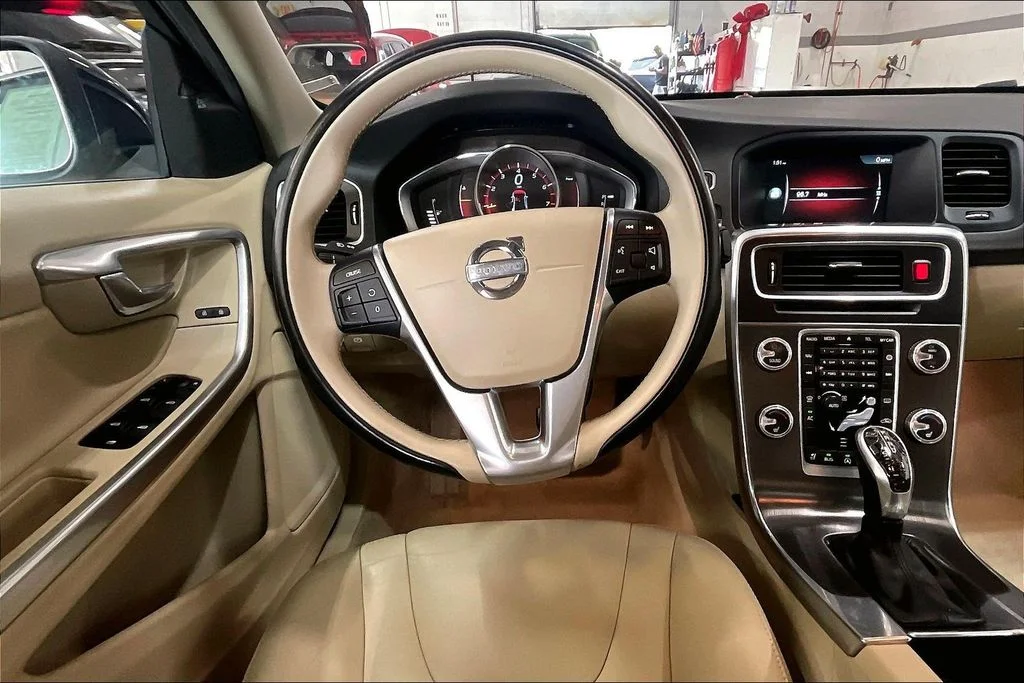 Used 2015 Blue Volvo T5 Premier image 4