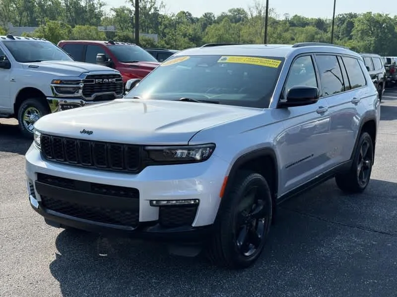 Used 2024 Silver Zynith Jeep Limited image 9