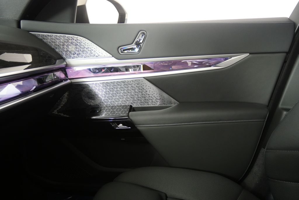 2026 BMW 7 Series 750e - Photo 25