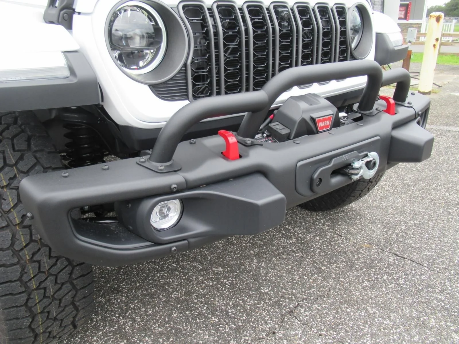 New 2026 Bright White Clear-Coat Exterior Paint Jeep Rubicon X image 11