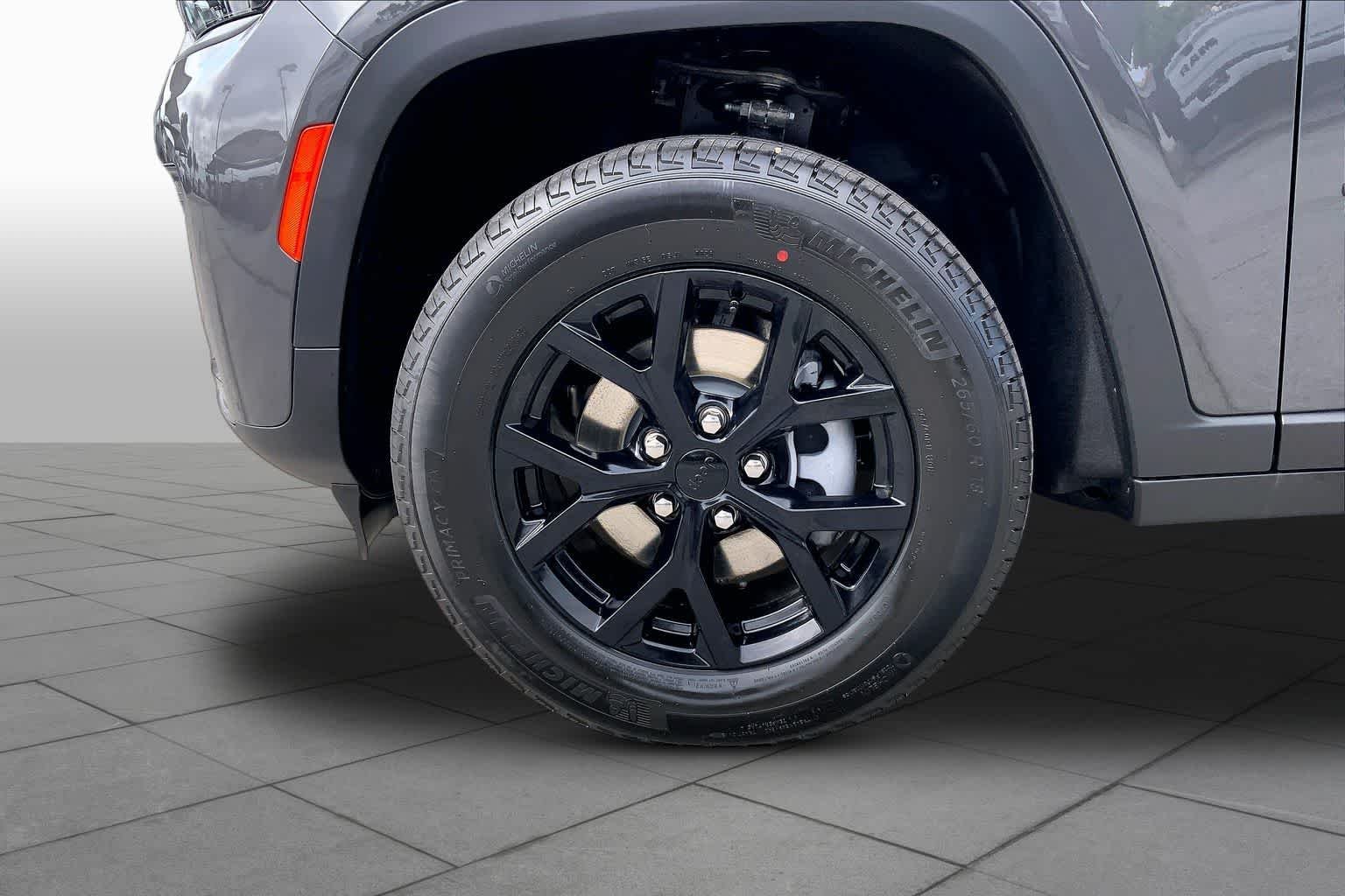 New 2026 Baltic Gray Metallic Clear-Coat Exterior Paint Jeep Laredo Altitude image 8