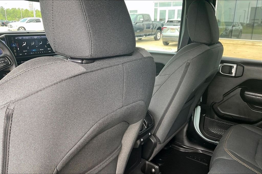 Used 2024  Jeep Sport S image 35