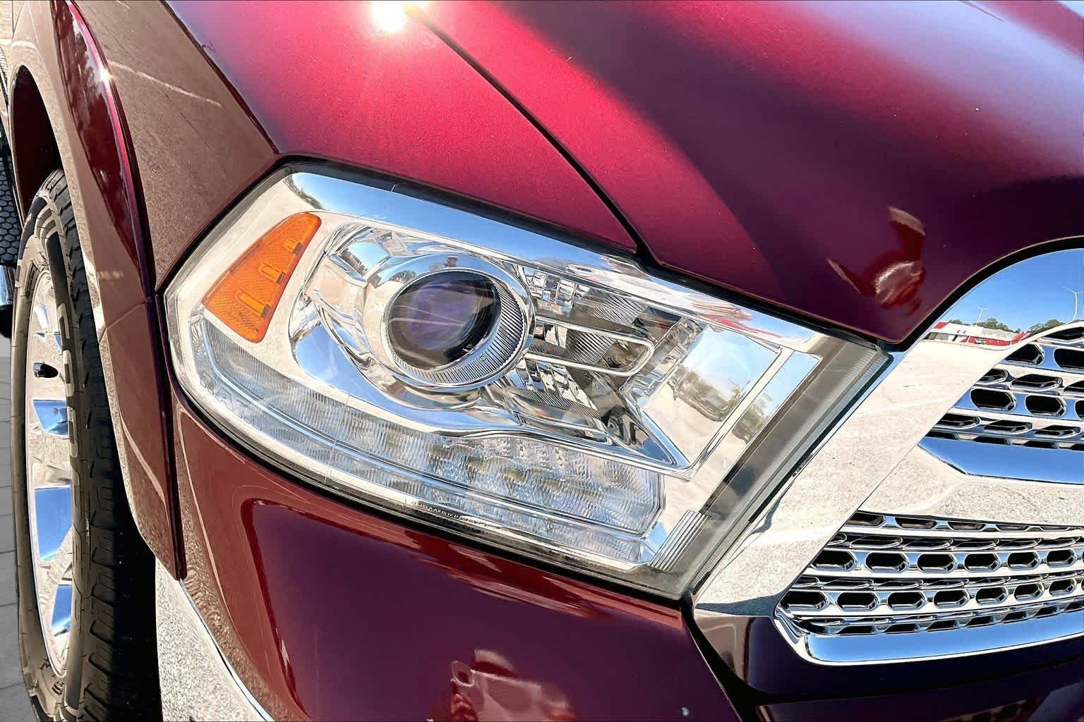 Used 2018 Delmonico Red Pearlcoat Ram Laramie image 28