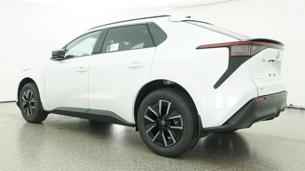 New 2026 Wind Chill Pearl Toyota XLE image 5