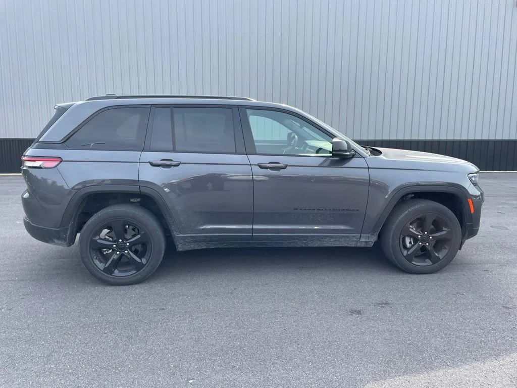 Used 2023 Gray Jeep Altitude X image 4