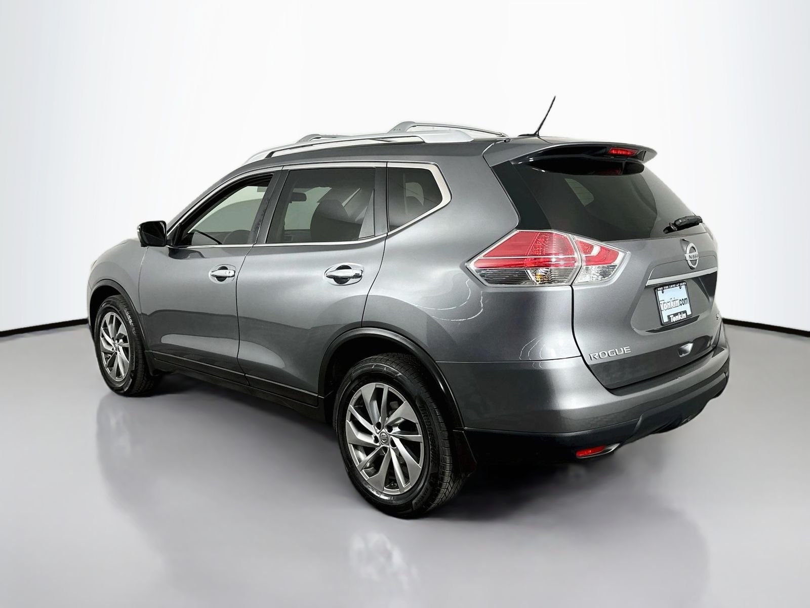 Used 2015 Gun Metallic Nissan SL image 5