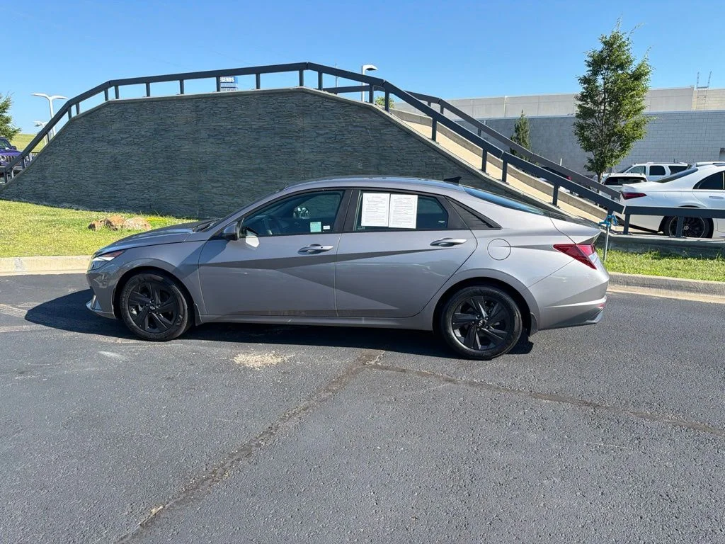 Used 2022 Silver Hyundai SEL image 4
