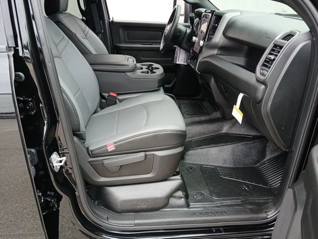 New 2026 Diamond Black Crystal Pearl-Coat Exterior Paint RAM Tradesman image 26