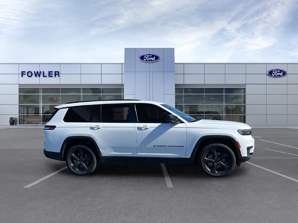 Used 2023 White Jeep Altitude image 7