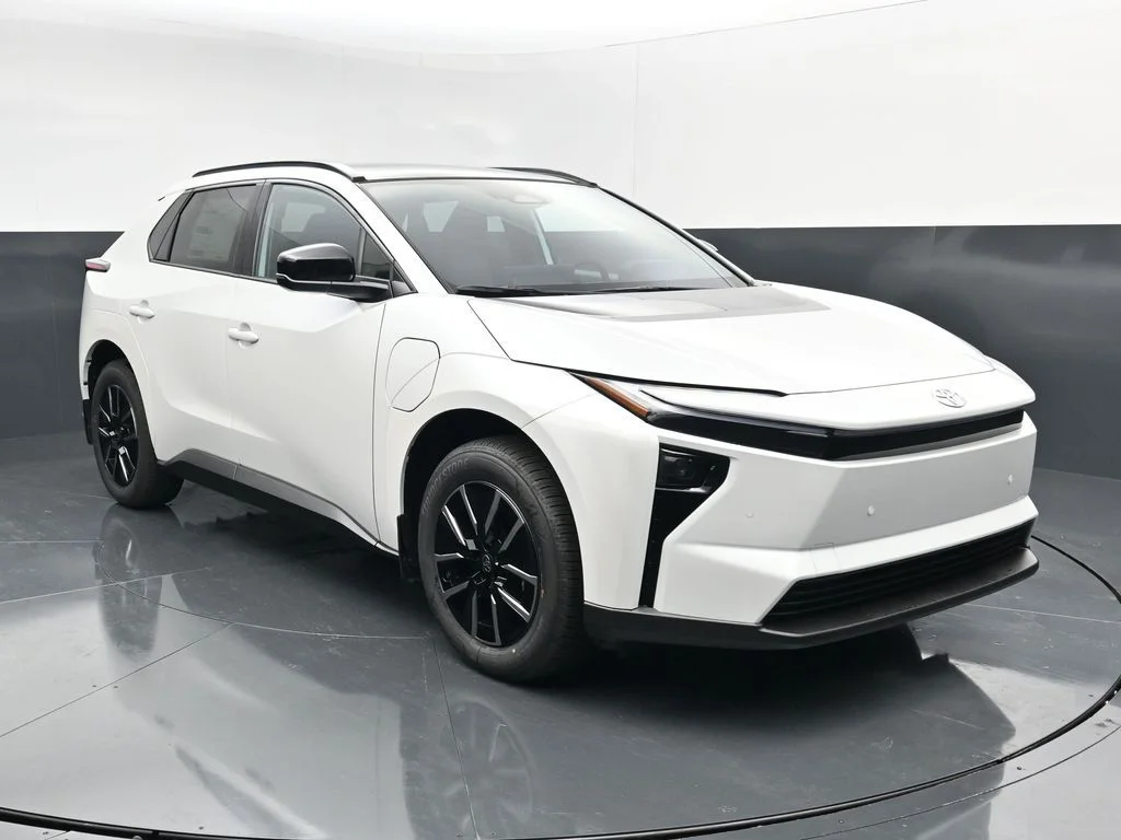New 2026 Wind Chill Pearl <sup>1</sup> Toyota  XLE image 2